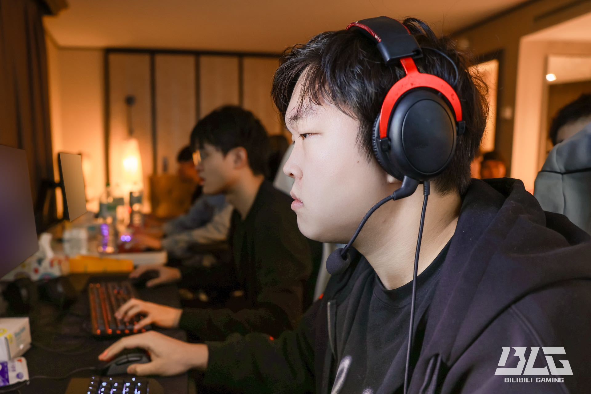 竞椅行业未来助力玩家享受极致体验瓦力棋牌游戏傲风以技术创新引领电(图4)